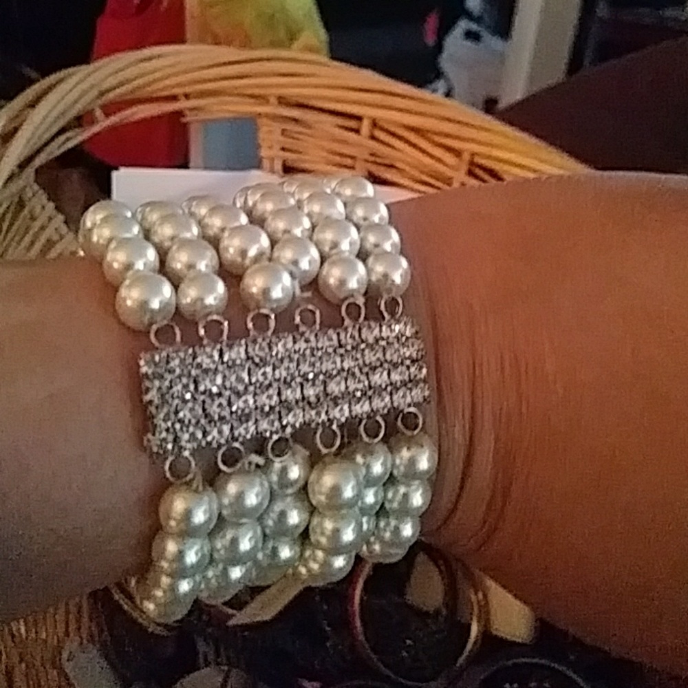 Pearly rhinestone bracelet